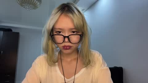 Snapshot of hildegardescore chatting on 07-27-26, 02:57 Kaori online show from 07-27-26, 02:57