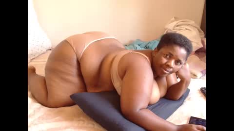 Snapshot of hips2sexy chatting on 01-22-25, 12:06 hips2sexy online show from 01-22-25, 12:06