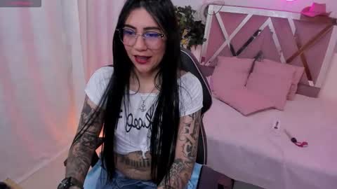 Snapshot of hisis_tay chatting on 10-04-25, 11:41 hisis online show from 10-04-25, 11:41