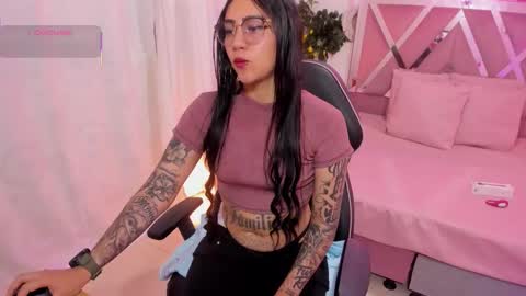 Snapshot of hisis_tay chatting on 10-11-25, 11:42 hisis online show from 10-11-25, 11:42