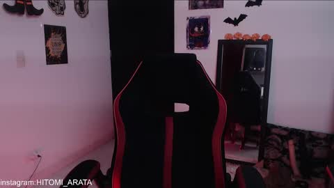 Snapshot of hitomi_arata chatting on 10-15-25, 10:10 Hitomi Arata online show from 10-15-25, 10:10