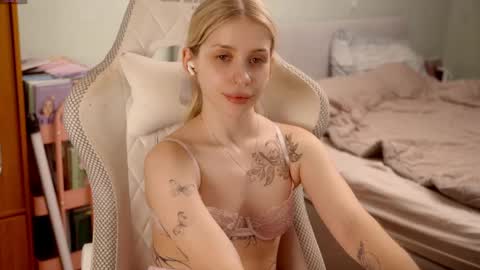 Holly online show from 06-02-26, 08:44