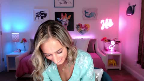 Snapshot of holihurricane chatting on 01-28-25, 03:47 Holi Hurricane online show from 01-28-25, 03:47