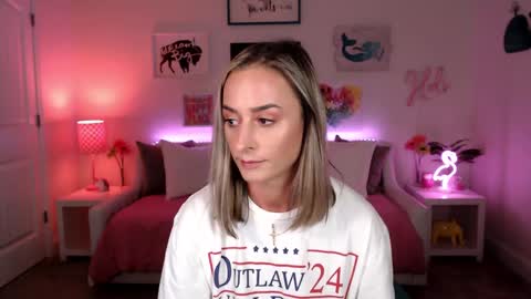 Snapshot of holihurricane chatting on 02-17-25, 05:14 Holi Hurricane online show from 02-17-25, 05:14