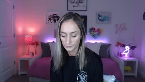 Snapshot of holihurricane chatting on 09-16-25, 02:12 Holi Hurricane online show from 09-16-25, 02:12