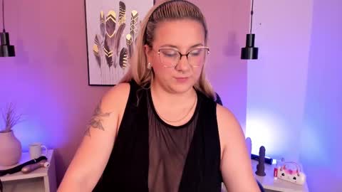 Hollie online show from 10-07-25, 12:02