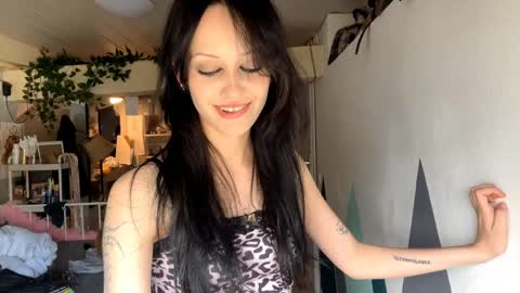 Snapshot of holliedavine chatting on 05-29-26, 03:21 Ava online show from 05-29-26, 03:21