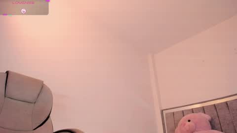 Snapshot of holly_16 chatting on 06-07-26, 11:41 holly_16 online show from 06-07-26, 11:41