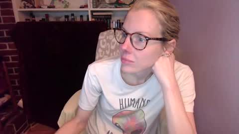 Snapshot of holly_bourbon chatting on 03-10-26, 10:48 holly_bourbon online show from 03-10-26, 10:48