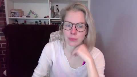 Snapshot of holly_bourbon chatting on 03-11-26, 05:19 holly_bourbon online show from 03-11-26, 05:19