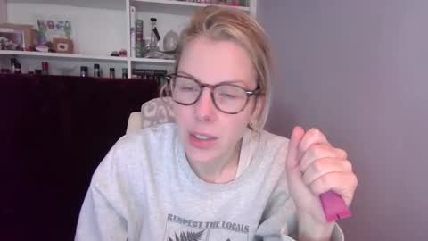Snapshot of holly_bourbon chatting on 03-15-26, 07:09 holly_bourbon online show from 03-15-26, 07:09