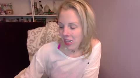 Snapshot of holly_bourbon chatting on 03-17-26, 11:19 holly_bourbon online show from 03-17-26, 11:19