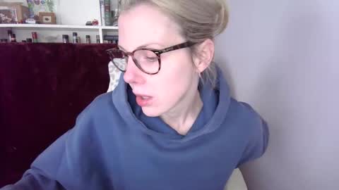 Snapshot of holly_bourbon chatting on 03-19-26, 06:12 holly_bourbon online show from 03-19-26, 06:12
