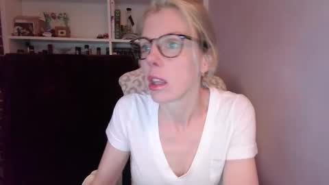 Snapshot of holly_bourbon chatting on 03-26-26, 11:32 holly_bourbon online show from 03-26-26, 11:32