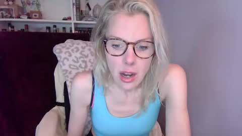Snapshot of holly_bourbon chatting on 03-31-26, 09:26 holly_bourbon online show from 03-31-26, 09:26