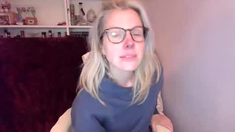 Snapshot of holly_bourbon chatting on 04-07-26, 12:55 holly_bourbon online show from 04-07-26, 12:55