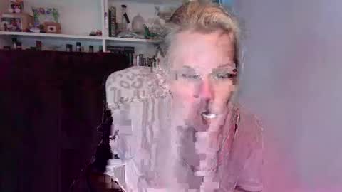 Snapshot of holly_bourbon chatting on 04-22-26, 10:11 holly_bourbon online show from 04-22-26, 10:11