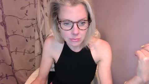 Snapshot of holly_bourbon chatting on 04-25-26, 12:24 holly_bourbon online show from 04-25-26, 12:24