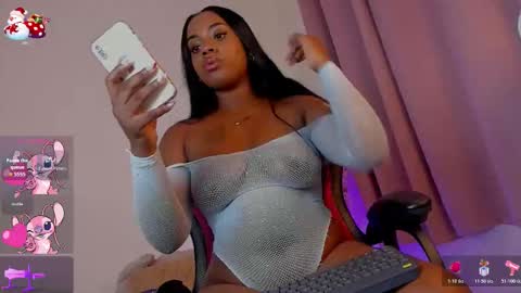 Snapshot of holly_jorda chatting on 12-21-25, 03:13 online show from 12-21-25, 03:13