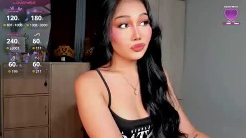 Snapshot of holly_preciousxx chatting on 06-20-26, 07:27 Hi Im Precious online show from 06-20-26, 07:27