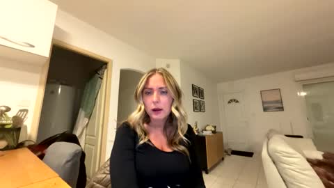 Snapshot of hollyandelon chatting on 02-17-26, 10:49 hollyandelon online show from 02-17-26, 10:49