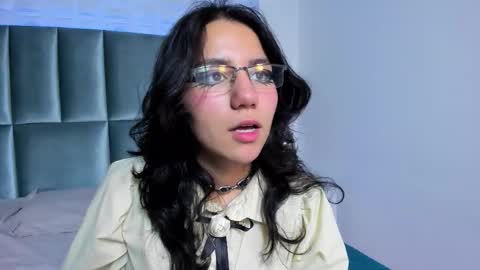 hollypeach_ online show from 11-19-25, 07:58