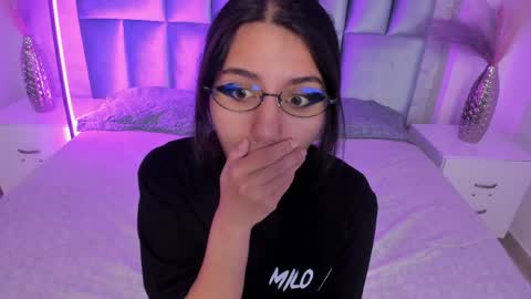 hollypeach_ online show from 04-20-26, 07:37