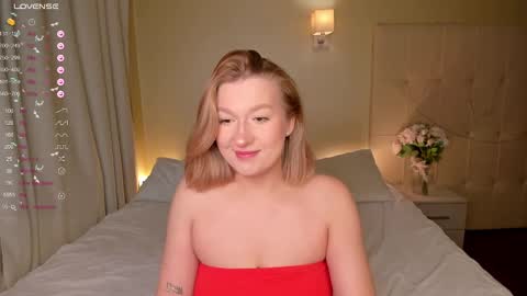 Snapshot of hollyylee chatting on 01-14-25, 01:04 Emma online show from 01-14-25, 01:04