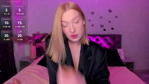 Snapshot of hollyylee chatting on 10-06-25, 12:41 Emma online show from 10-06-25, 12:41