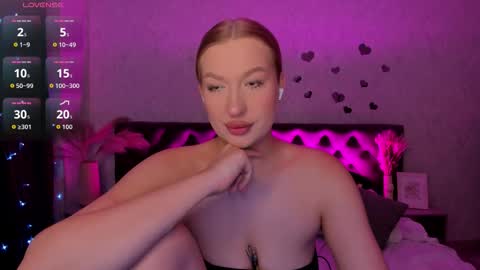 Snapshot of hollyylee chatting on 10-12-25, 11:59 Emma online show from 10-12-25, 11:59