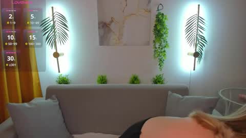 Snapshot of hollyylee chatting on 10-27-25, 12:58 Emma online show from 10-27-25, 12:58