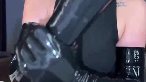 Snapshot of holycatharsis chatting on 12-17-25, 06:47 Goddess Holy Catharsis online show from 12-17-25, 06:47