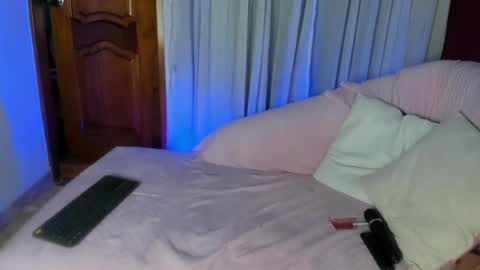 Snapshot of honey__monroe chatting on 05-12-26, 03:47 honey monroe online show from 05-12-26, 03:47