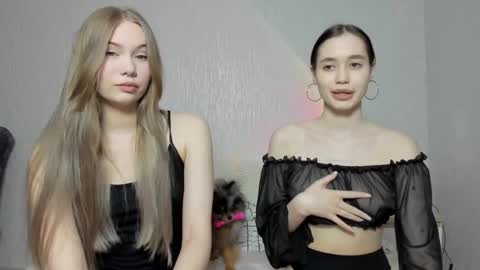 Snapshot of honey__pie chatting on 03-04-25, 07:43 Lilith and Ellie online show from 03-04-25, 07:43