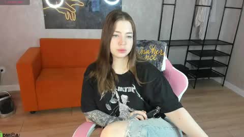 Snapshot of honey_cherrry chatting on 04-20-26, 01:30 Honey online show from 04-20-26, 01:30