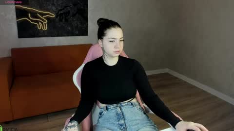 Snapshot of honey_cherrry chatting on 05-17-26, 01:14 Honey online show from 05-17-26, 01:14
