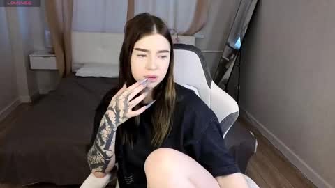 Snapshot of honey_cherrry chatting on 05-27-26, 01:57 Honey online show from 05-27-26, 01:57