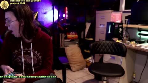 Honey and Bear online show from 12-30-24, 03:36