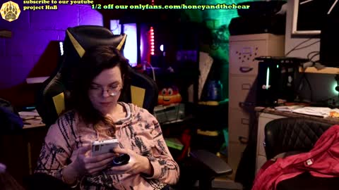 Honey and Bear online show from 02-04-25, 03:22