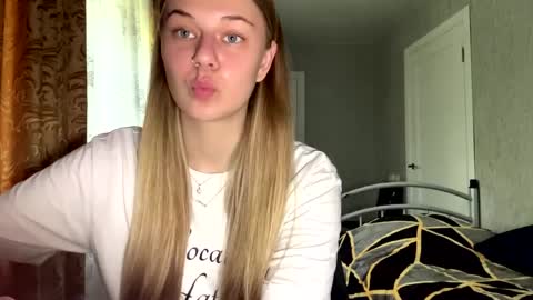Snapshot of honeyaskren chatting on 05-23-26, 08:29 Klara online show from 05-23-26, 08:29