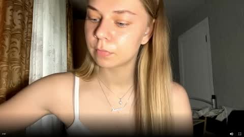 Snapshot of honeyaskren chatting on 05-27-26, 10:34 Klara online show from 05-27-26, 10:34