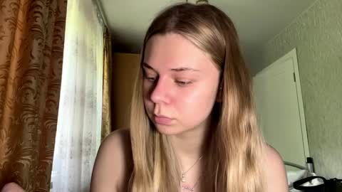 Snapshot of honeyaskren chatting on 05-29-26, 09:07 Klara online show from 05-29-26, 09:07