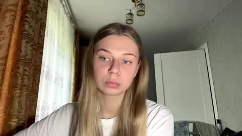 Snapshot of honeyaskren chatting on 05-31-26, 10:00 Klara online show from 05-31-26, 10:00