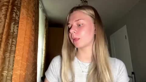 Snapshot of honeyaskren chatting on 06-01-26, 12:07 Klara online show from 06-01-26, 12:07