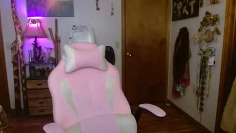 Snapshot of honeybeexo333 chatting on 12-16-24, 03:54 Honey Bee online show from 12-16-24, 03:54