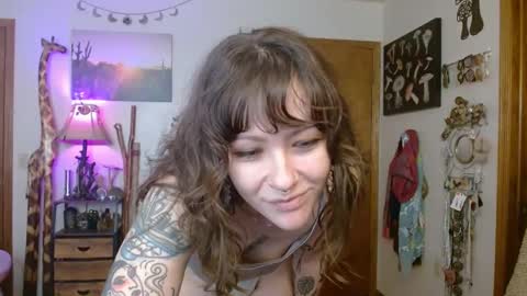 Snapshot of honeybeexo333 chatting on 12-19-24, 03:41 Honey Bee online show from 12-19-24, 03:41