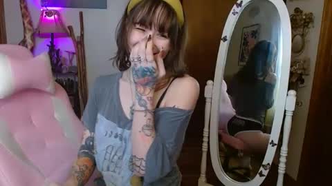 Snapshot of honeybeexo333 chatting on 01-28-25, 08:47 Honey Bee online show from 01-28-25, 08:47