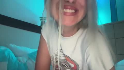 Snapshot of honeybun_z chatting on 12-14-25, 01:44 honeybun_z online show from 12-14-25, 01:44