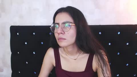 Snapshot of honeybuu_ chatting on 11-13-25, 01:54 Emily online show from 11-13-25, 01:54