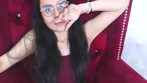 Snapshot of honeybuu_ chatting on 11-14-25, 01:54 Emily online show from 11-14-25, 01:54